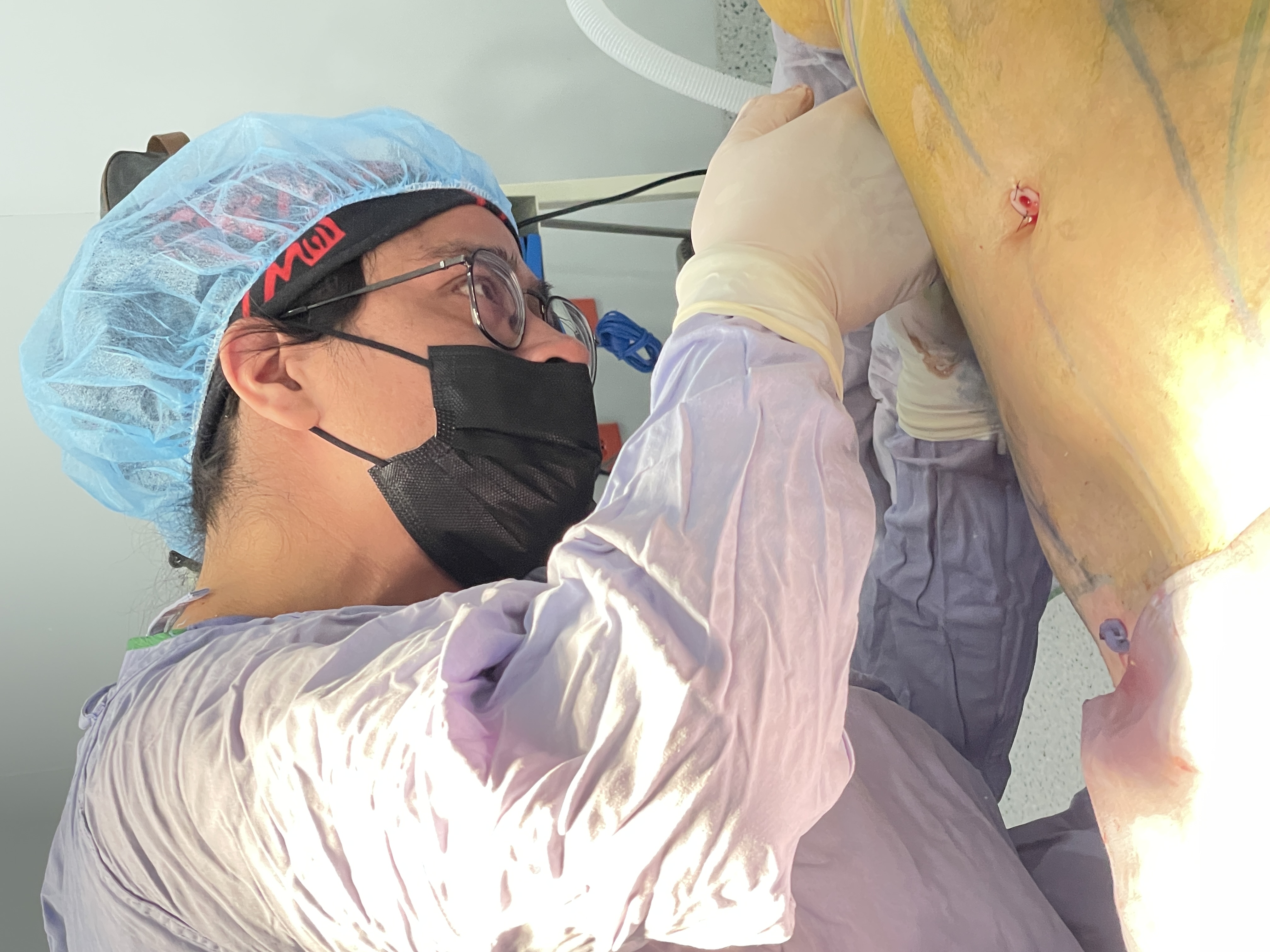 Cirujano plástico en quirófano - MIT Medical Tower