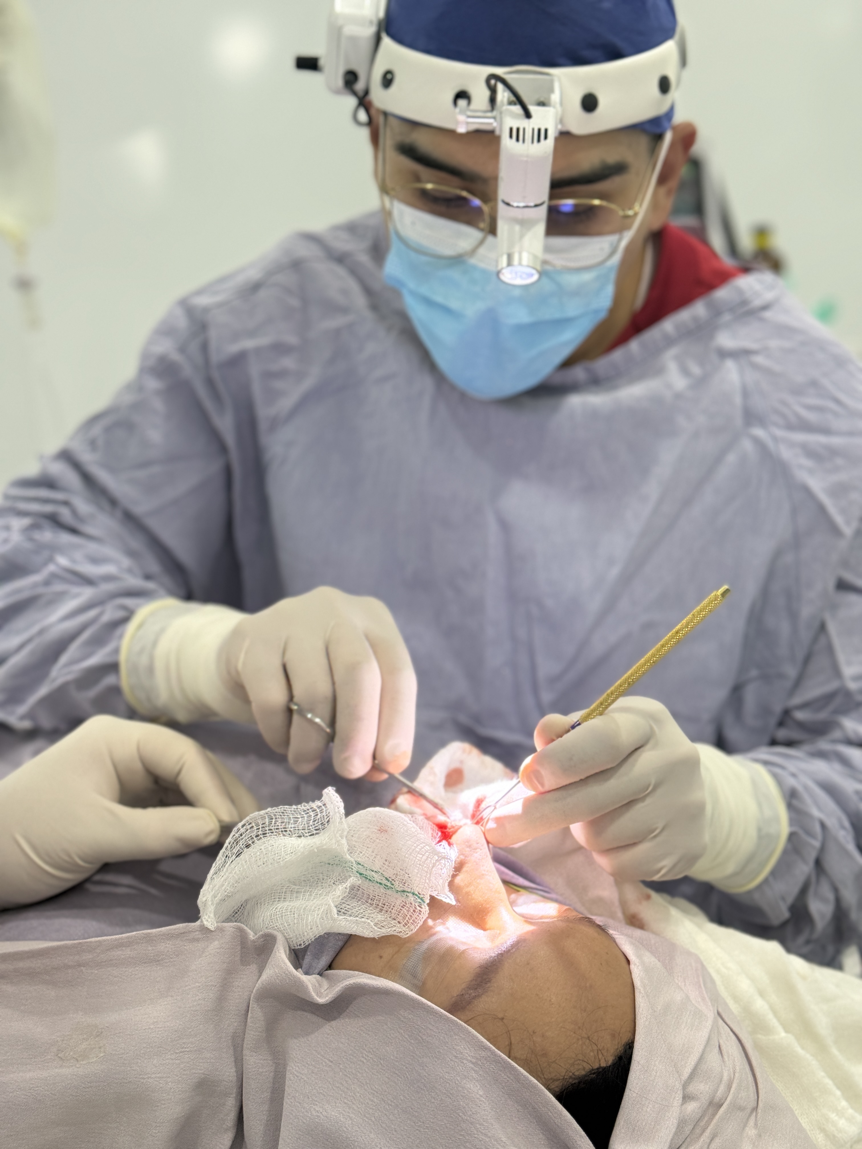 Cirujano plástico realizando procedimiento MIT Medical Tower